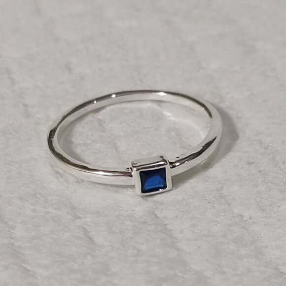 NWOT Dainty Stackable Sterling Silver Cube Blue Sapphire Ring Size 8 - Picture 12 of 16